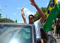 Flávio Bolsonaro é recebido por apoiadores em Alagoas e faz carreata