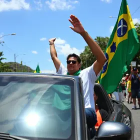 Flávio Bolsonaro é recebido por apoiadores em Alagoas e faz carreata